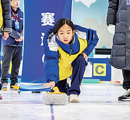 内蒙古呼和浩特首届中小学冰壶比赛中，参赛学生在投掷冰壶。丁根厚摄/光明图片