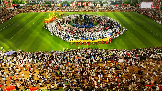     贵州“村超”赛场节目展演。山呷呷供图