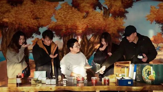     95后助农主播疆域阿力木和团队正在推广新疆的农产品。受访者供图