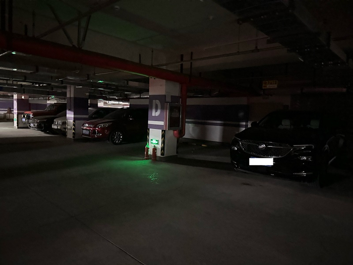 后北营家园二区地下车库部分区域没有照明