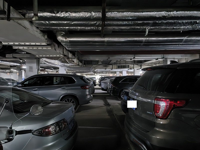 国美第一城2号院地库，居民反馈停好车后要拿东西，亮度不够