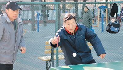 社区居民在北京市朝阳区花西文化广场打球锻炼。 周 倩摄