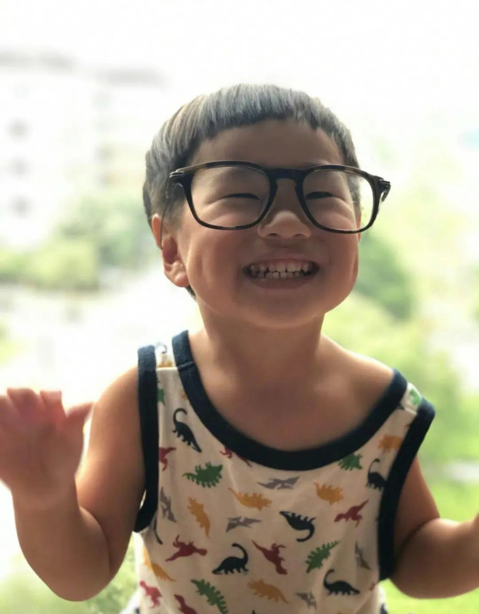 前两天,橘刷到ella和儿子劲宝一起吃夜宵的图片,今年六岁的小孩哥表情