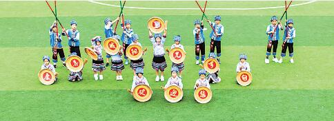 学生在贵州罗甸县第二小学学跳布依族粑槽舞。新华社发