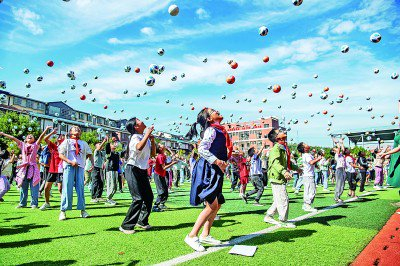 9月1日，在重庆石柱县三河镇三河小学，学生们在操场上玩球。新华社发
