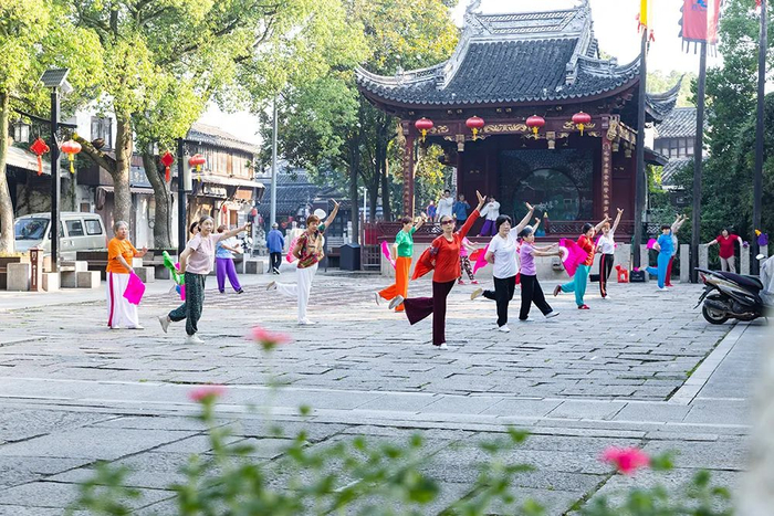 苏州市吴江区同里镇，民众在广场晨练（2022年6月16日摄） 孔玮摄