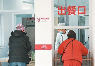 中午饭点，几名老年人在北京市朝阳区花北西社区养老服务驿站的助老餐厅打饭。 周 倩摄