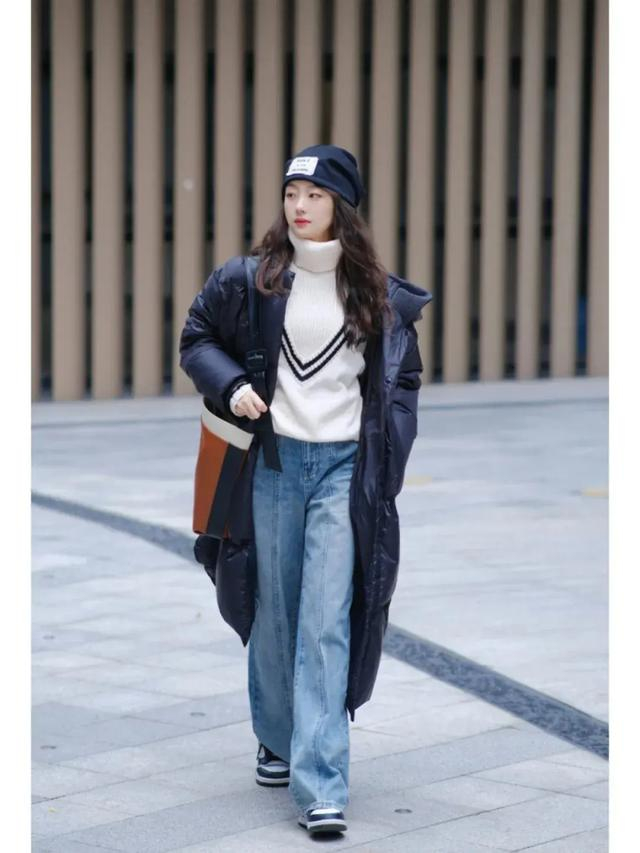 复古风一些的话,也可以向这位博主一样选择牛仔衬衫和牛仔裤进行搭配