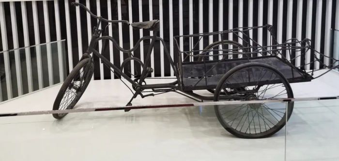 苏州市吴江区一家知名电梯企业展示创始人最初运货用的三轮车以激励员工（2023年7月23日）段羡菊摄/《瞭望》新闻周刊