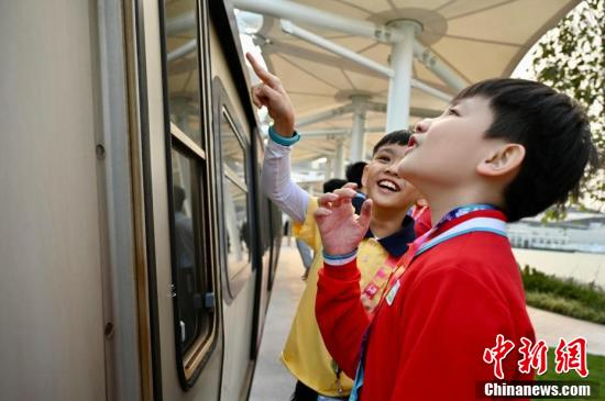 港铁退役列车进驻香港湾仔海滨