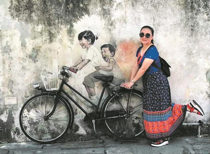     槟城乔治市的涂鸦画作“姐弟骑单车”