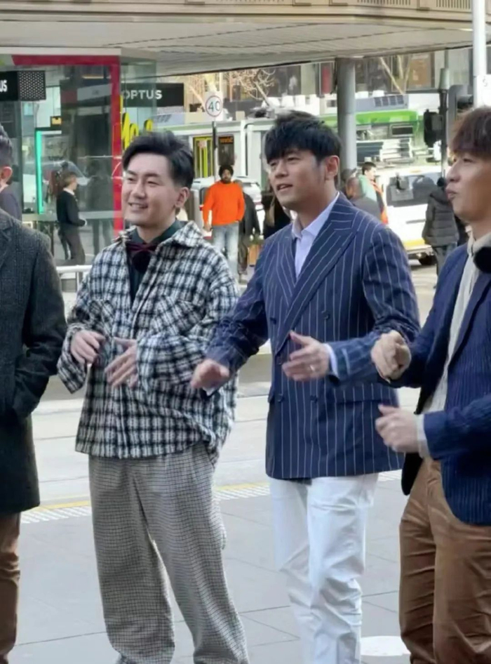 "周杰伦身材发福撞脸陈赫?"网友夺笋:昆凌半夜发现杰伦变饼伦了!