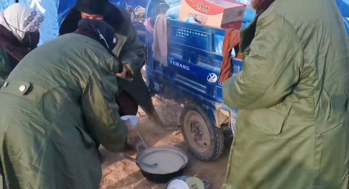 村民们在安置点