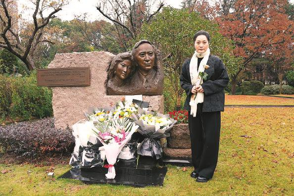             李敏在宋庆龄陵园王文娟墓前          