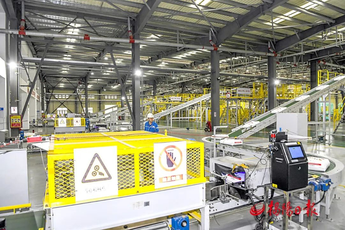 俯瞰中石油广东石化炼化一体化项目，近观中石油乙烯生产车间，我市绿色石化产业链建设迈入加速期。