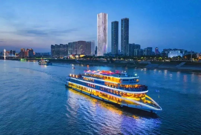 长江夜游 图丨付蓓蓓 摄