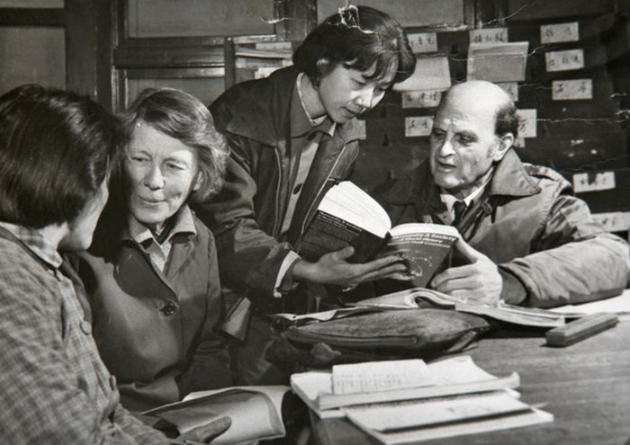 1974年，大卫·柯鲁克和伊莎白在北外工作。