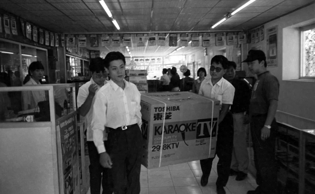 上世纪90年代，市民购买了新彩电。翟伟摄