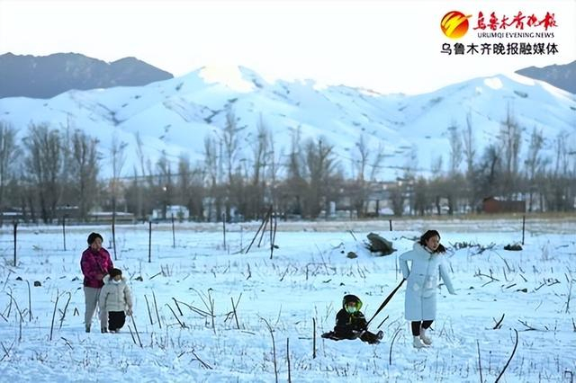　　12月17日，在南山景区雪地里，游客正在拉着孩子感受滑雪板的乐趣。资料图片