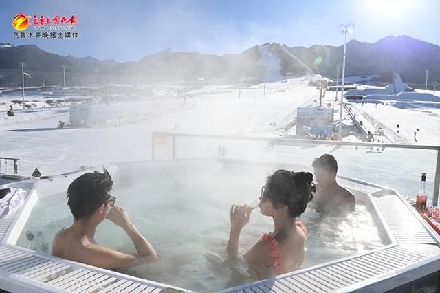 　　12月14日，在乌鲁木齐县南山丝绸之路山地度假区滑雪场无边恒温泳池，滑雪爱好者正在体验日光浴的乐趣。资料图片