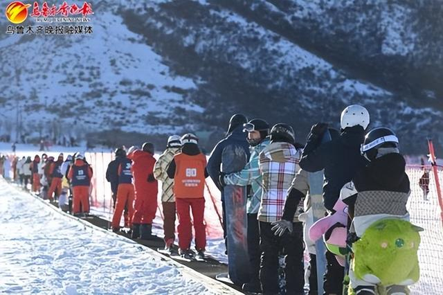 　　12月17日，在南山白云滑雪场，滑雪爱好者正在畅享滑雪的乐趣。资料图片
