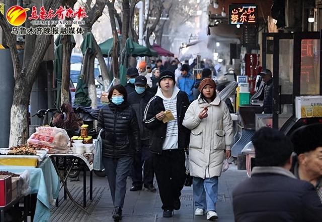 　　11月30日，在沙依巴克区和田二街，满满烟火气的街道满足游客、市民的美食需求。资料图片