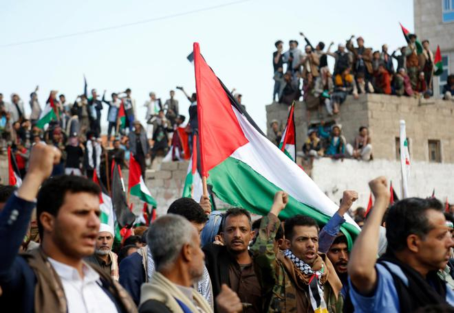 ▲10月18日，人们在也门萨那举行集会，表达对巴勒斯坦人民的支持，并谴责针对加沙城医院的袭击。图/新华社