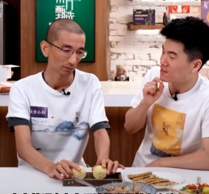 孙东旭（左）和董宇辉直播