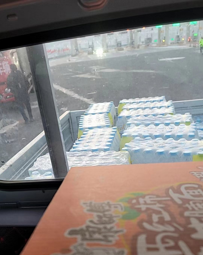 家住天水市麦积区五龙镇的孙先生为灾区准备的矿泉水