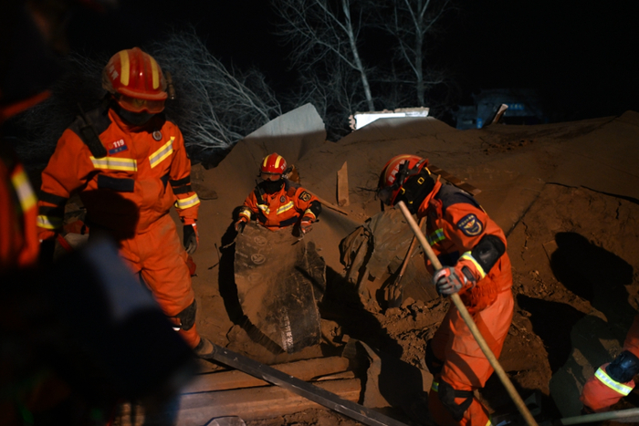 消防官兵对现场进行搜救  图 | 新华社