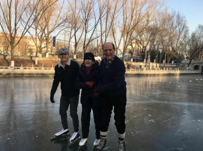 2018年，柯马凯和母亲在北京麦钟桥的冰面上滑冰。