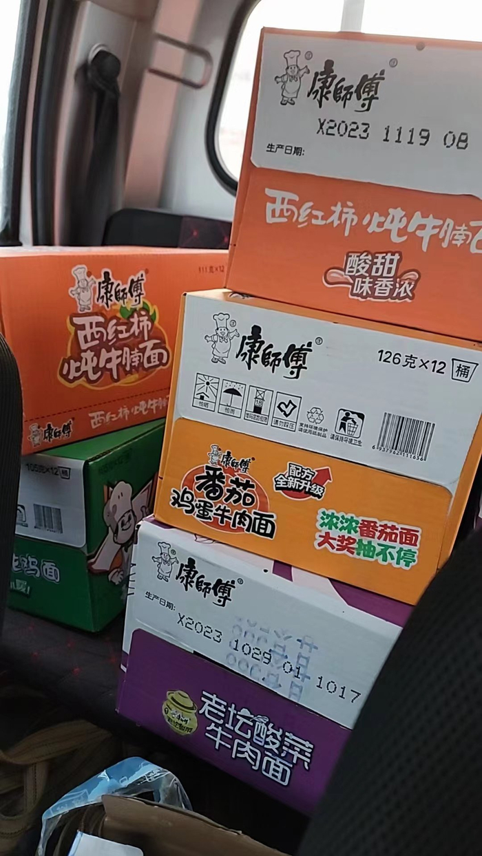 家住天水市麦积区五龙镇的孙先生和朋友连夜驱车约400公里，前往积石山县送物资。  本文图均为 受访者 供图