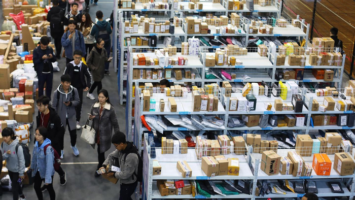 2023年,是"低价盛行"的一年:"9块9"风潮从咖啡卷到奶茶,各种折扣店