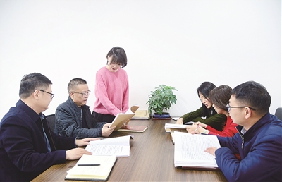 图为河南省纪委监委案件审理室工作人员围绕王某案有关问题进行探讨。 宣豫 摄