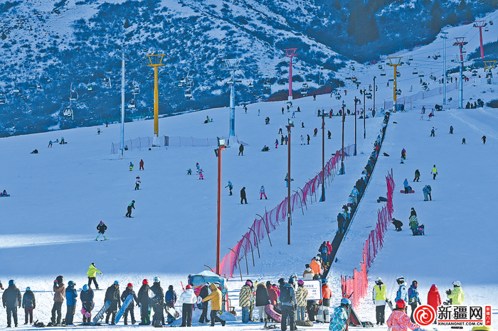 南山白云滑雪场，滑雪爱好者正在畅享滑雪的乐趣。（全媒体记者陈岩摄）
