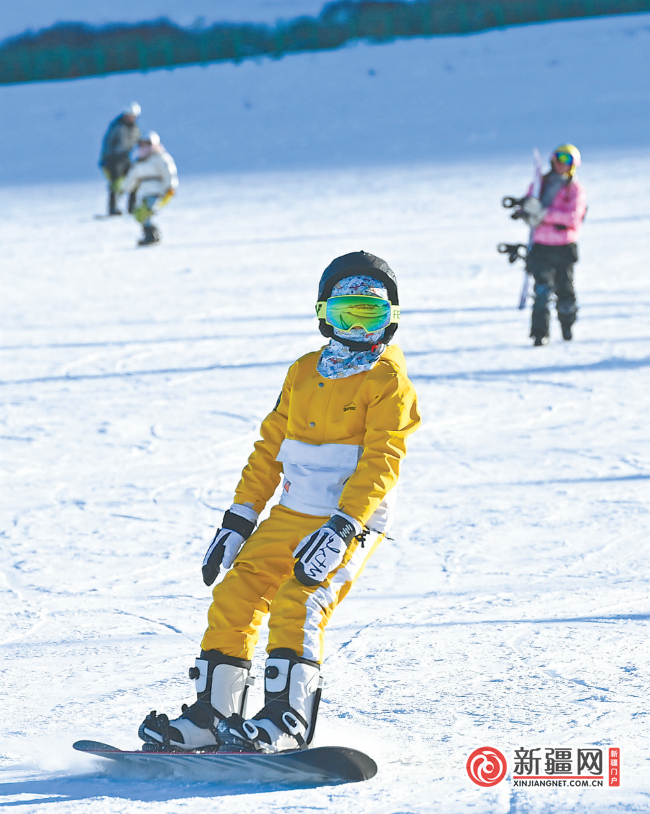 南山白云滑雪场，小滑雪爱好者在滑雪。（全媒体记者陈岩摄）
