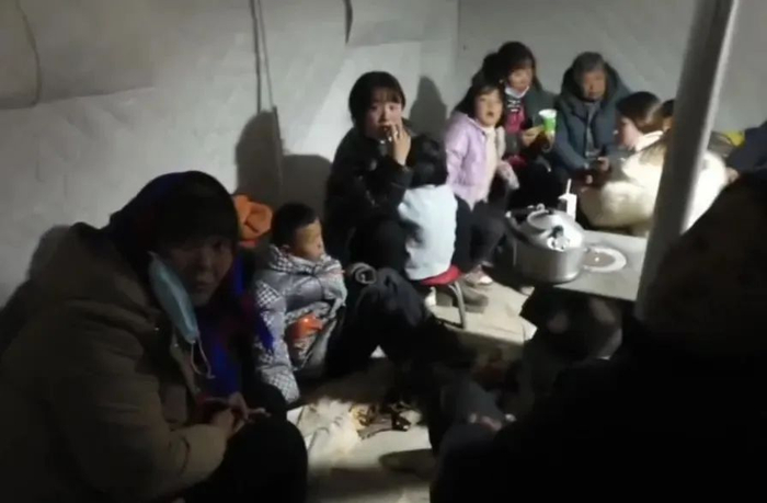 帐篷被优先安置老人妇女和孩子 | 受访者供图