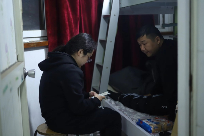 向建军和志愿者在家中。 程栗摄