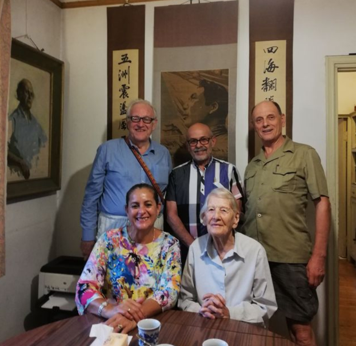 柯马凯与母亲和朋友们在一起。