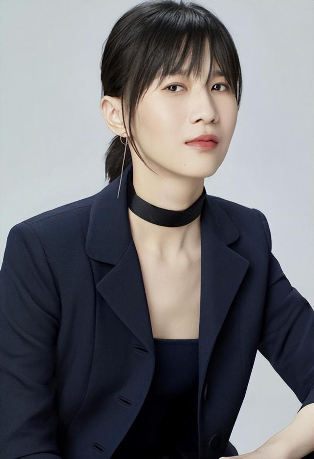 成名前,papi酱的生活支出全由老胡支付.