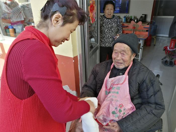 孝德杜玉芹十六年如一日照料癱瘓公公被街坊鄰里交口稱讚