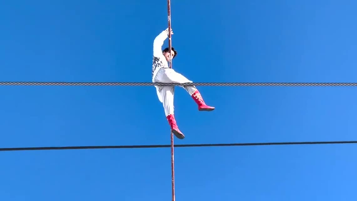 看新疆】新疆"高空王子"带00后徒弟在新疆丝绸之路滑雪场高空走钢丝