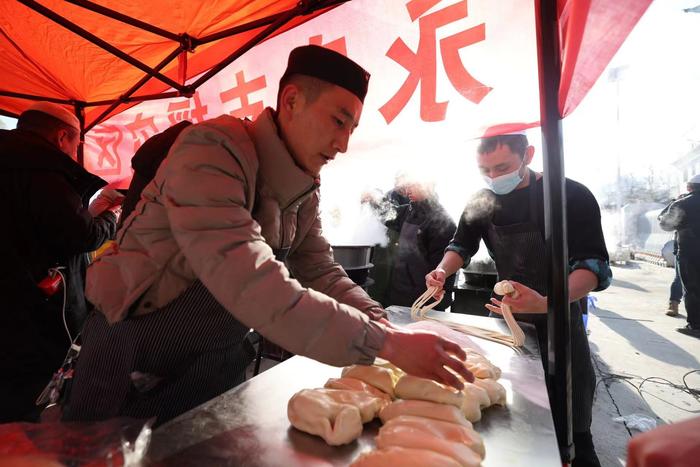 大河家鎮安置點,消防員正在給剛搭建的帳篷安裝煤爐.