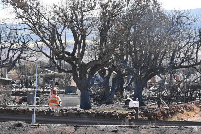 8月22日，工作人员在美国夏威夷州拉海纳镇进行修复工作。新华社记者高山摄