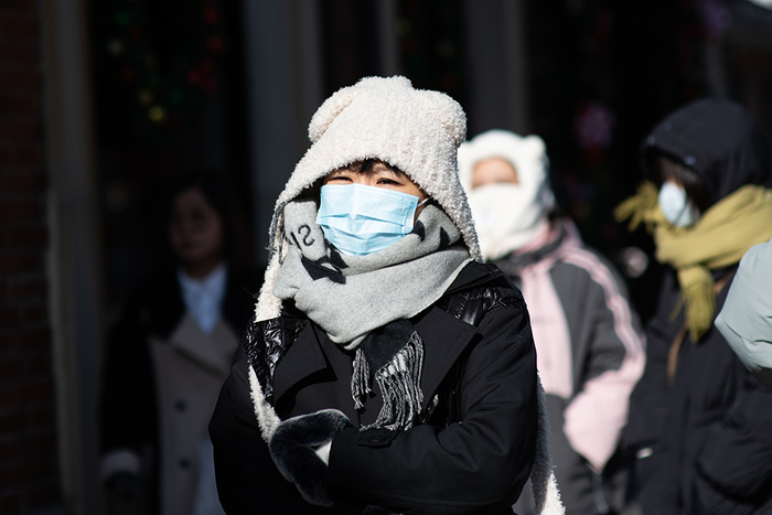 2023年12月21日，上海茂名北路，市民戴着围巾、帽子，裹得严严实实。