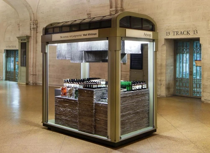 便在纽约中央车站搭建了一间致敬美国精神的售货亭