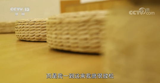 图书馆的蒲团是杨素秋力主采购的。（图/央视网截屏）