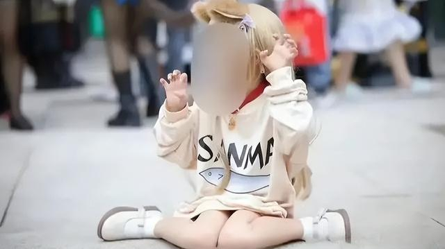 6岁女童漫展cos擦边角色引发争议,网友怒批女童父母不当人