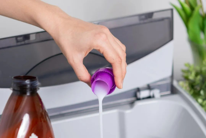 生物酶清洁剂可以去油渍，但是对挥发性化合物的作用有限。（图/unsplash）