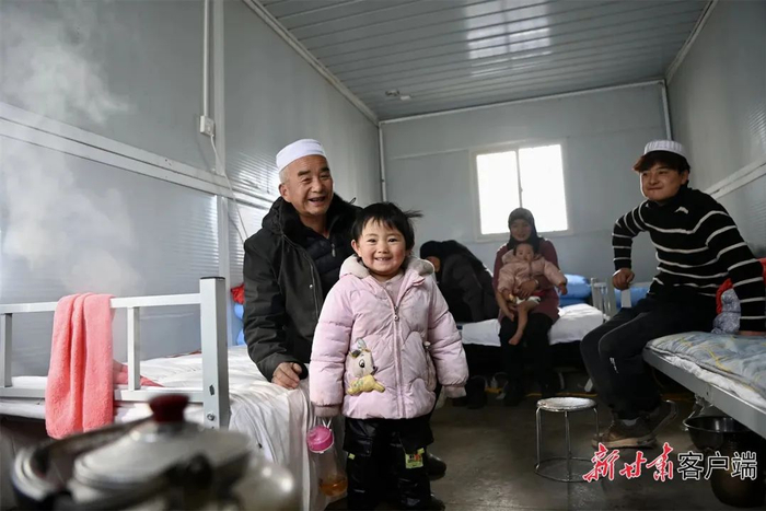 入住新家的马发土麦一家。
